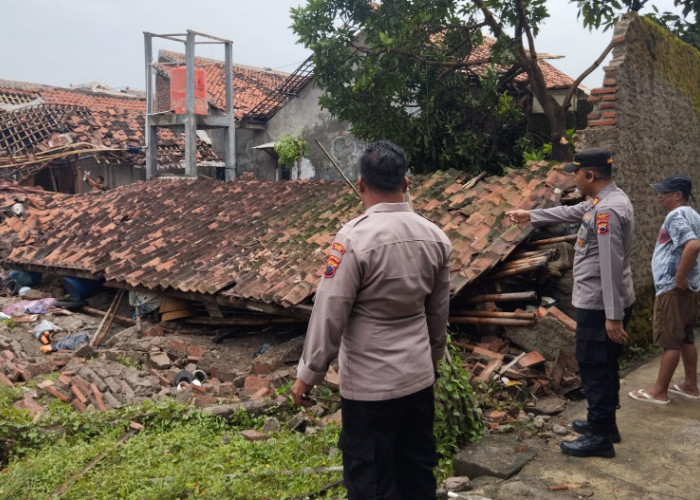 Angin Kencang Terjang Bulakamba Brebes, Atap Rumah Warga Rusak Berterbangan