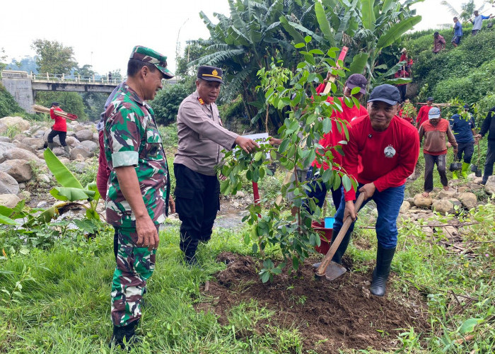 Ketua DPRD Jateng Sumanto Gerakkan Warga Tanam Pohon di Lereng Gunung Lawu