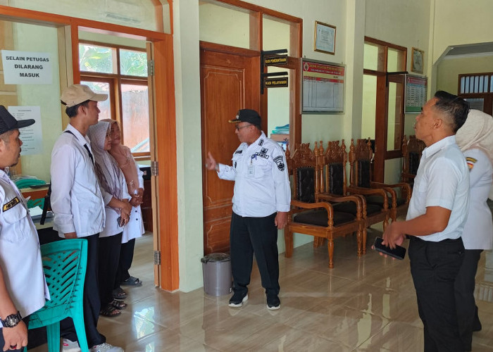 Sidak Pelayanan dan Kebersihan Balai Desa Kandang, Camat Comal Pemalang Temukan Hal Ini 