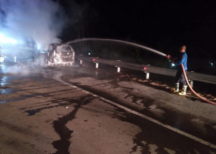 BIKIN PANIK! Kebakaran Mobil di Tol Pejagan-Pemalang, Minibus Plat H Ludes Dilalap Sijago Merah