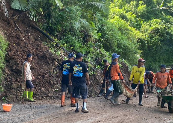 Longsor, Akses Jalan Gunung Larang Salem Brebes Sempat Terputus 