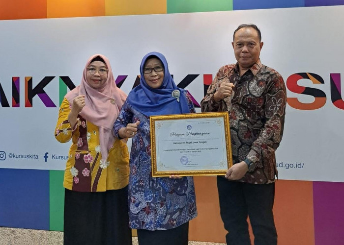 Pemkab Tegal Umi Azizah Terima Penghargaan Program Dukungan Pendidikan Vokasi