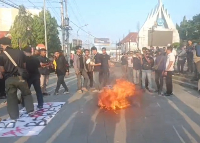Mahasiswa di Brebes Gelar Aksi Unjuk Rasa Bawa 10 Tuntutan Sampai Bakar Ban