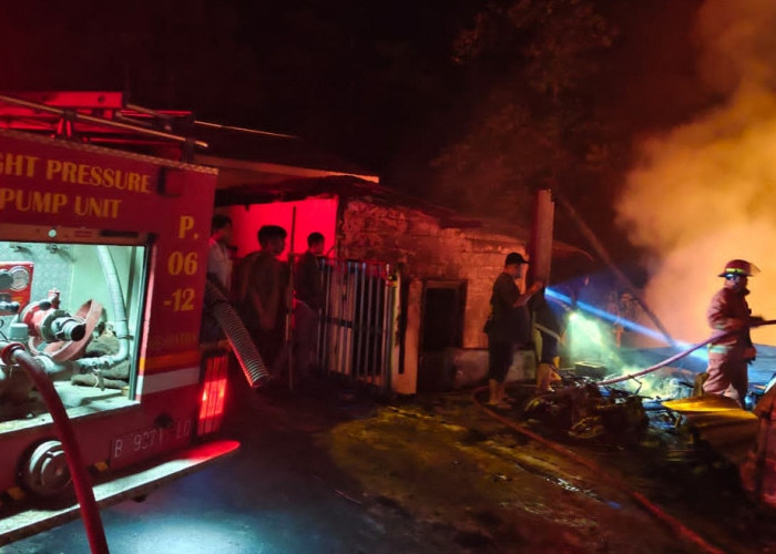 Kebakaran Terjadi di Wanatirta Paguyangan Brebes, 4 Motor dan Satu Mobil Ikut Terbakar