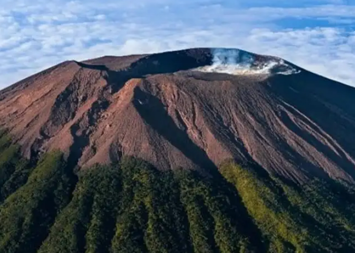 6 Mitos Gunung Slamet, Apa Benar Ada Pasar Setan?