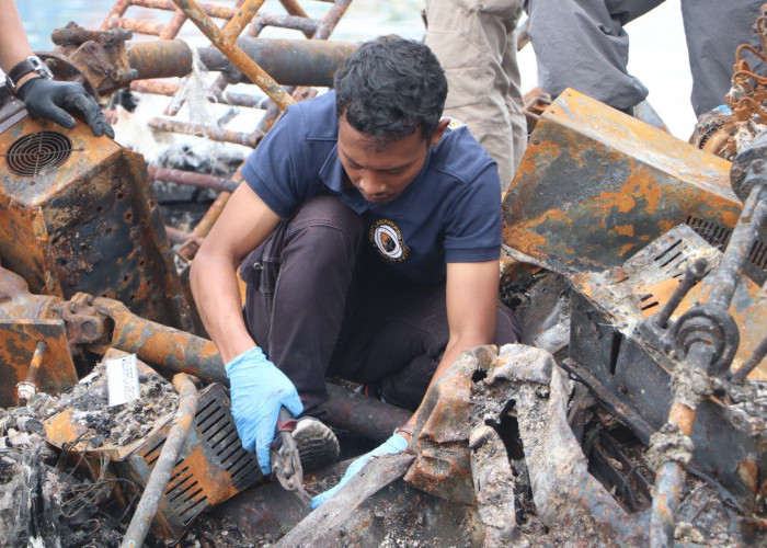 Selidiki Penyebab Kebakaran Kapal di Pelabuhan Tegal, Tim Labfor Polda Jateng Datangi TKP 