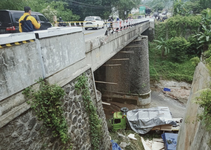 Tak Kuat Nanjak, Truk Tronton Sarat Muatan Terjun ke Sungai Glagah Brebes Setinggi 15 Meter  