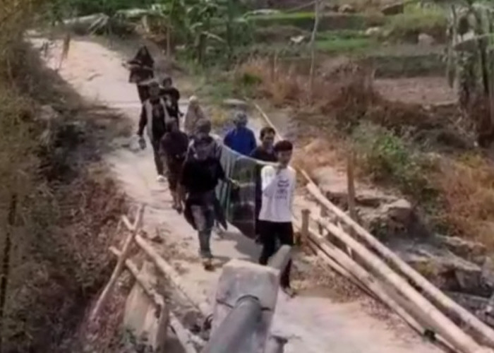 Video Warga di Brebes Sakit Ditandu Pakai Sarung Viral, Ternyata Ini Penyebabnya