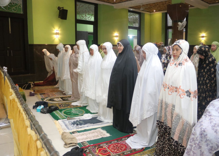 Tarawih di Masjid Agung Tegal, Wakil Wali Kota Ajak Warga Maksimalkan Ibadah Selama Ramadan
