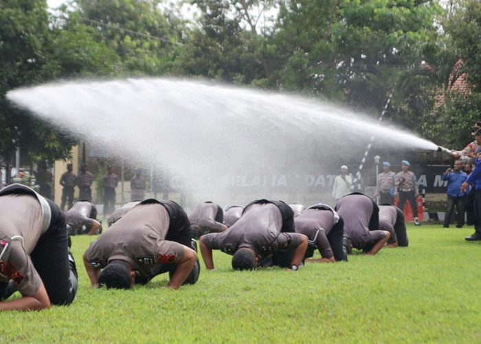 53 Anggota Polres Pemalang Disemprot Water Canon Dihadapan Anak, Istri dan Orangtuanya