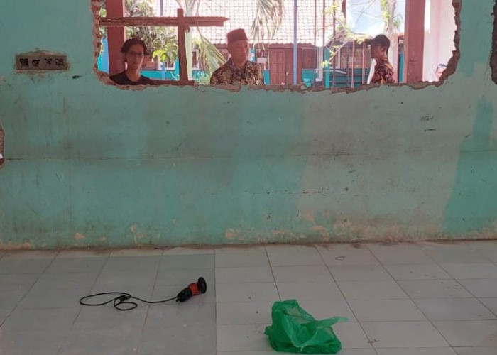 Komisi IV DPRD Kabupaten Tegal Sidak Rehab Ruang Kelas di SMP Negeri 1 Kramat