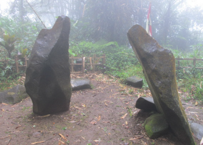 Misteri Situs Batu Naga di Puncak Gunung Tilu Kuningan: Sering Dijadikan Tempat Pesugihan