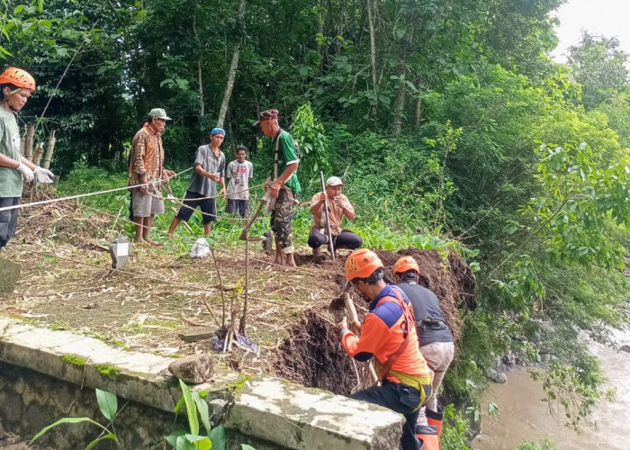 TPU di Tonjong Brebes Tergerus Longsor, 5 Makam Terpaksa Direlokasi  