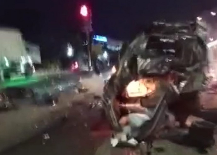 BREAKING NEWS, Truk Rem Blong Tabrak 7 Mobil dan 7 Motor di Bawen, Semarang, Tiga Diantaranya Terbakar 