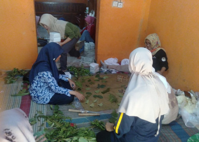 Perkuat Ekonomi Keluarga dan Desanya, Emak-emak di Pemalang Dilatih Batik Ecoprint 