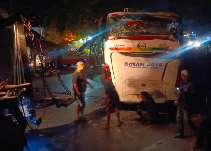 Kecelakaan Lalin Malam Hari: Bus Sinar Jaya Terguling di Brebes Lintas Ketanggungan