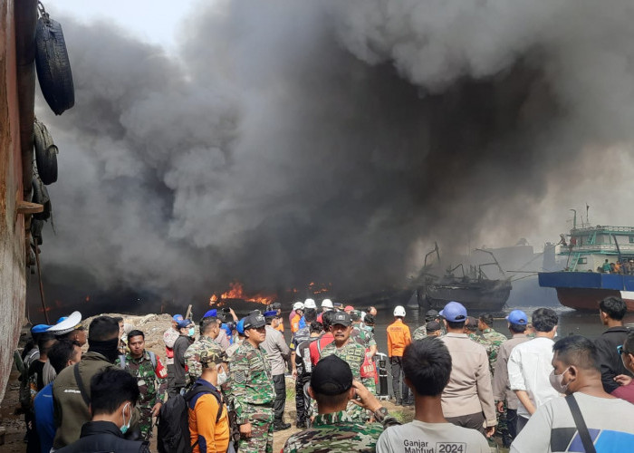 Jumlah yang Terbakar Bertambah Jadi 12, Kebakaran Kapal di Pelabuhan Tegal Masih Ditangani Petugas Gabungan