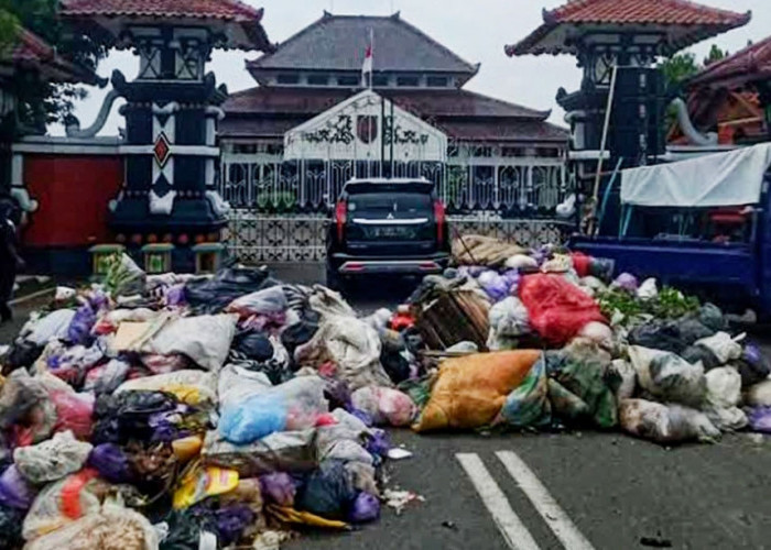 Warga Buang 2 Truk Sampah di Pendapa Kabupaten Pemalang, Bupati Bilang Begini