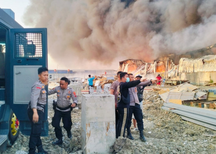 Hari Ketiga Kebakaran Gudang di Slatri Larangan Brebes, Api Masih Menyala