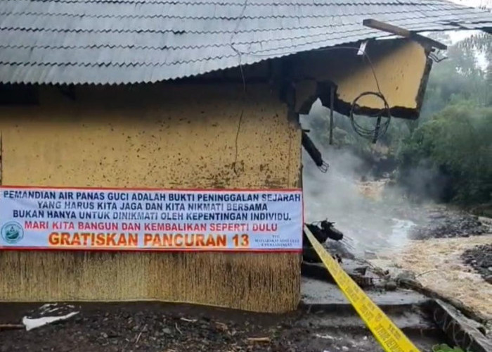 Bentangkan Spanduk di Pancuran 13 Guci Tegal, Warga Serukan Setop Eksploitasi Air Panas