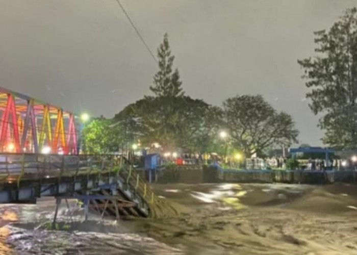 2 Sungai Meluap! Banjir Rendam 3 Kecamatan di Tegal, Jembatan Lama Ekoproyo Ambruk