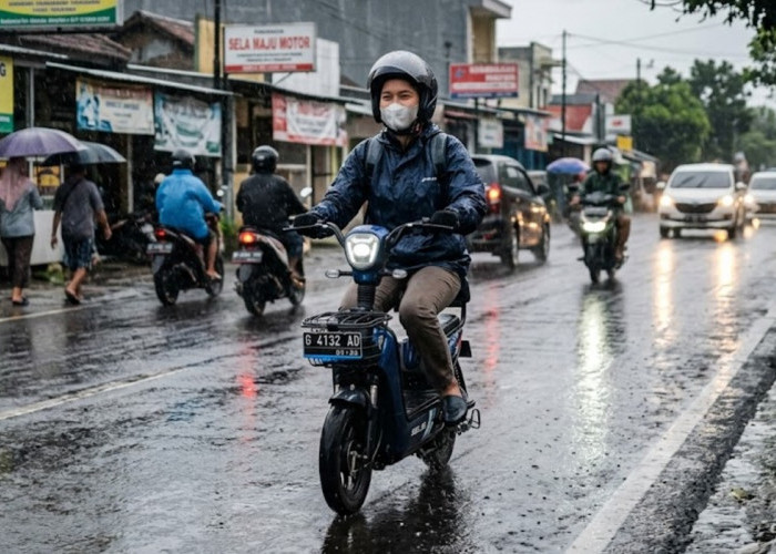 10 Tips Aman Berkendara Sepeda Listrik Saat Gerimis Agar Tidak Takut Korslet di Jalan