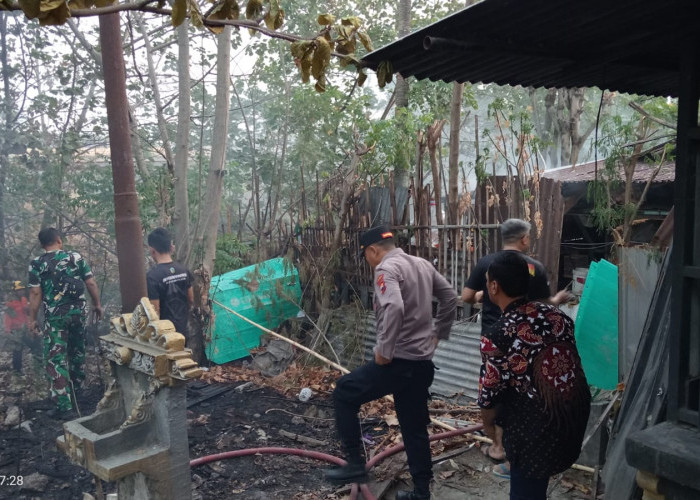 Kedai Kalijaga di Pantura Brebes Terbakar, Tiga Bantunan Saung Dilalap Api