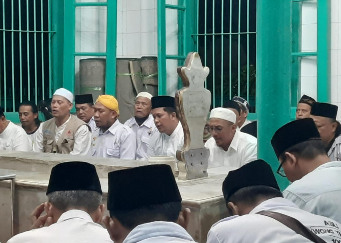 Ziarah ke Makam Al Haddad Tegal, Cawalkot Faruq Didoakan Habaib Menang di Pilkada 2024