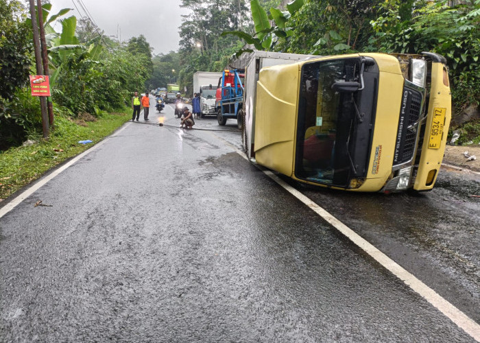 Kecelakaan di Jalan Raya Purbalingga - Pemalang, Truk Bermuatan Sosis Terguling di Badan Jalan 