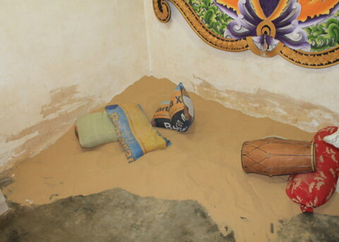 Unik dan Menarik, Tradisi Tidur di Atas Pasir di Kampung Pasir, Madura 