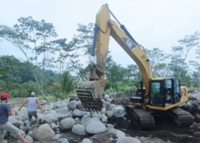 Pemkab Gercep, Terjunkan Alat Berat ke Lokasi Banjir di Brebes