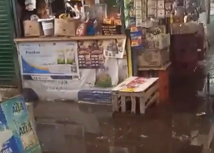 Pedagang di Brebes Keluhkan Pasar Bocor dan Banjir