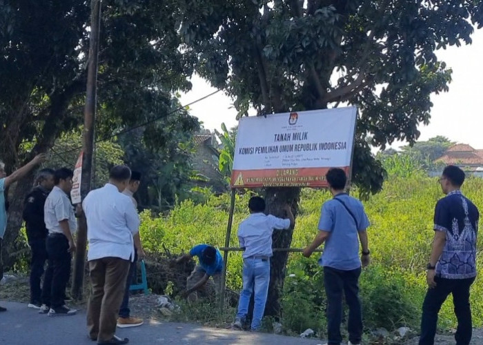 KPU Kota Tegal Pasang Plang Larangan demi Amankan Aset Negara di Debong Kulon