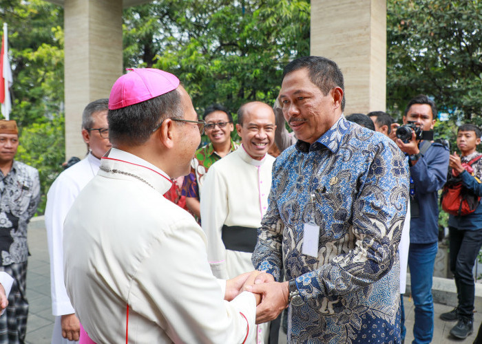 Perayaan Natal 2023, Pj Gubernur Jateng Kunjungi Keuskupan Agung Semarang dan Lakukan Ini 