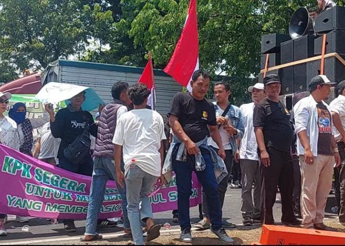 Kasus Mafia Tanah, Ratusan Massa Demo di Pengadilan Negeri Batang  