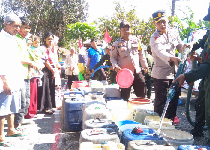 Warga Desa Beluk Pemalang Curhat Kekeringan, Kapolres Gelontorkan Bantuan Air Bersih 9.000 Liter
