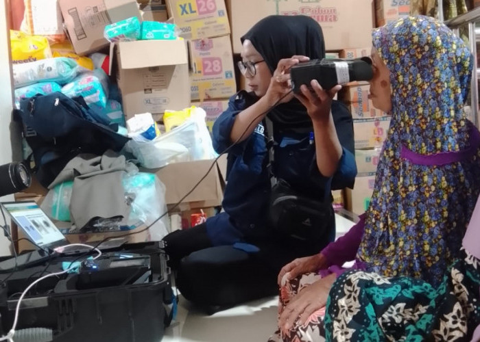 Jemput Bola Adminduk: Disdukcapil Bantu Warga Terdampak Tanah Bergerak Padasari Tegal