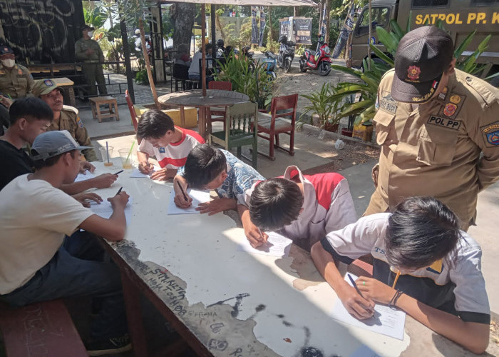 Bandel! 6 Pelajar Kabupaten Tegal Dirazia Satpol PP saat Asyik Nongkrong di Jam Sekolah 