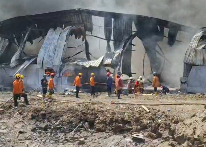 Sudah 24 Jam, Kebakaran Gudang di Slatri Larangan Brebes Masih Belum Padam