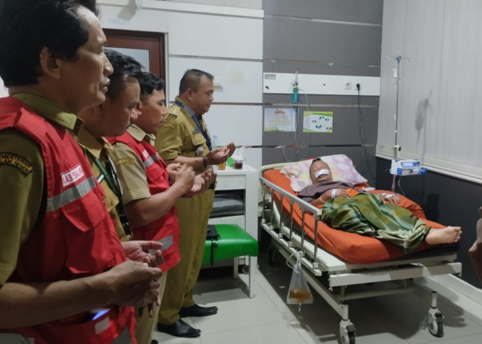 Pemerintah Kecamatan Petarukan Jenguk Korban Tersambar Petir