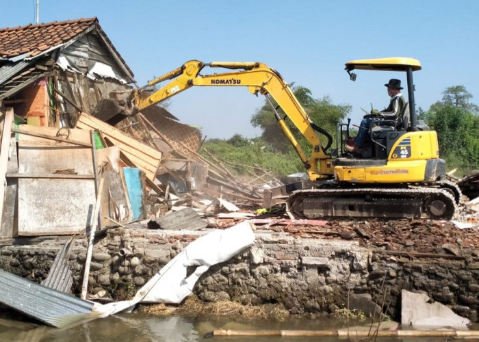 37 Bangunan Liar di Kabupaten Tegal Dibongkar Paksa, Diduga Ada yang Buat Bisnis Esek-esek dan Perjudian  
