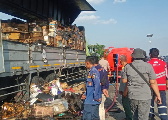 Truk Ekspedisi Terbakar di Tol Brebes, Ratusan Paket yang Diangkut Rusak