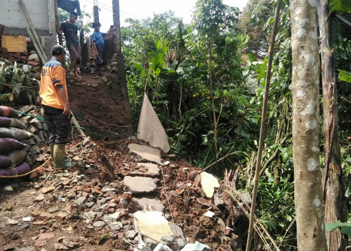 Talut Tebing Setinggi 1,5 Meter Longsor Timpa Rumah Warga Winduaji