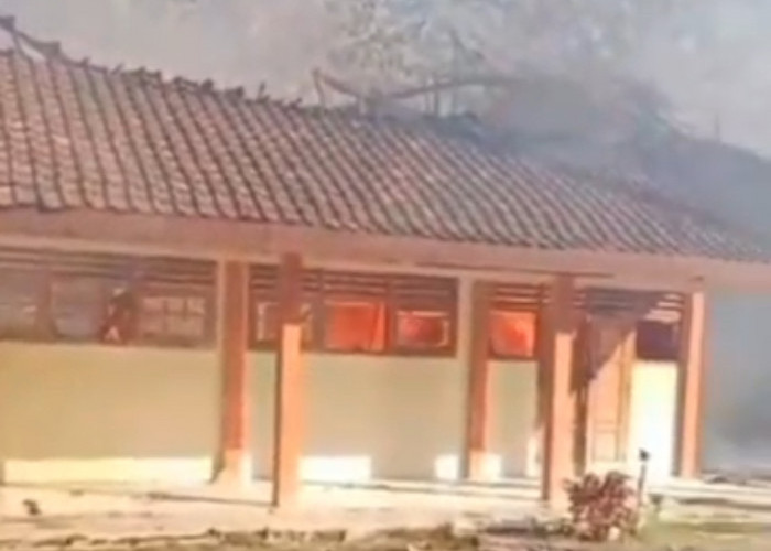 BREAKINGNEWS! SMA 1 Bantarkawung Brebes Terbakar, Api Lahap Sejumlah Ruangan