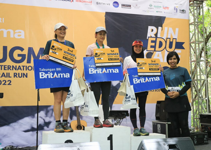 Siti Atikoh Ganjar Juara 3 Kategori Master Female 14K Trail Run di Wanagama