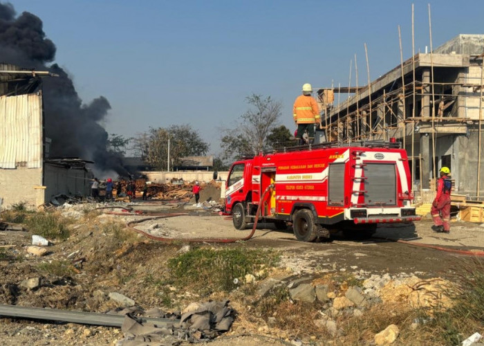 BREAKINGNEWS -- Kebakaran Hebat Terjadi di Slatri Larangan Brebes 