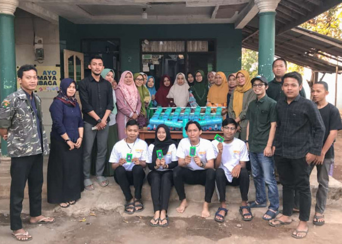 Tim 7 Program Thrive Together ASEAN Youth Organization Sulap Limbah Botol Plastik Jadi Media Hidroponik