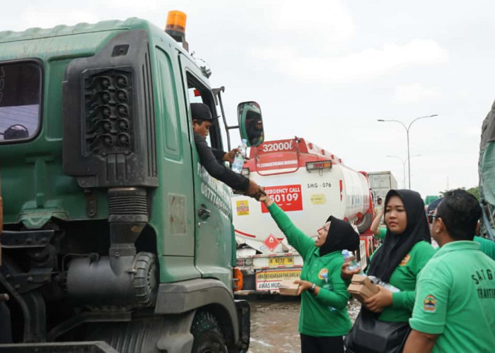 Pengemudi Truk Terjebak Banjir di Semarang Dapat Bantuan Makan dari Pemprov Jateng