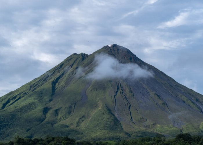 Tertipu Keindahannya! Ini Dia 5 Mitos Terseram di Gunung Slamet yang Bikin Bulu Kuduk Merinding