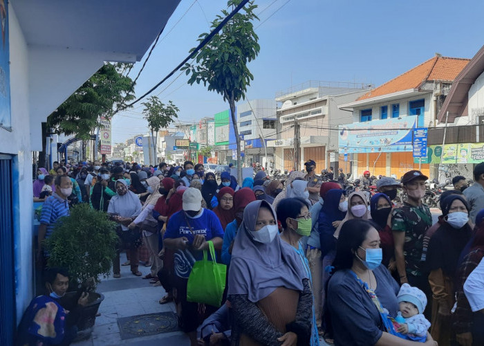 Warga Tegal Rela Berdesakan di Depan Pasar Pagi Demi 1.000 Paket Sembako Murah